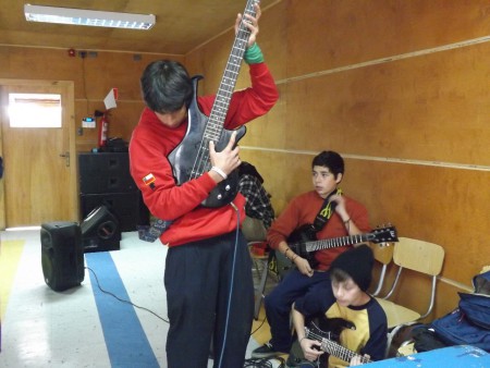 estudiante afinando su guitarra